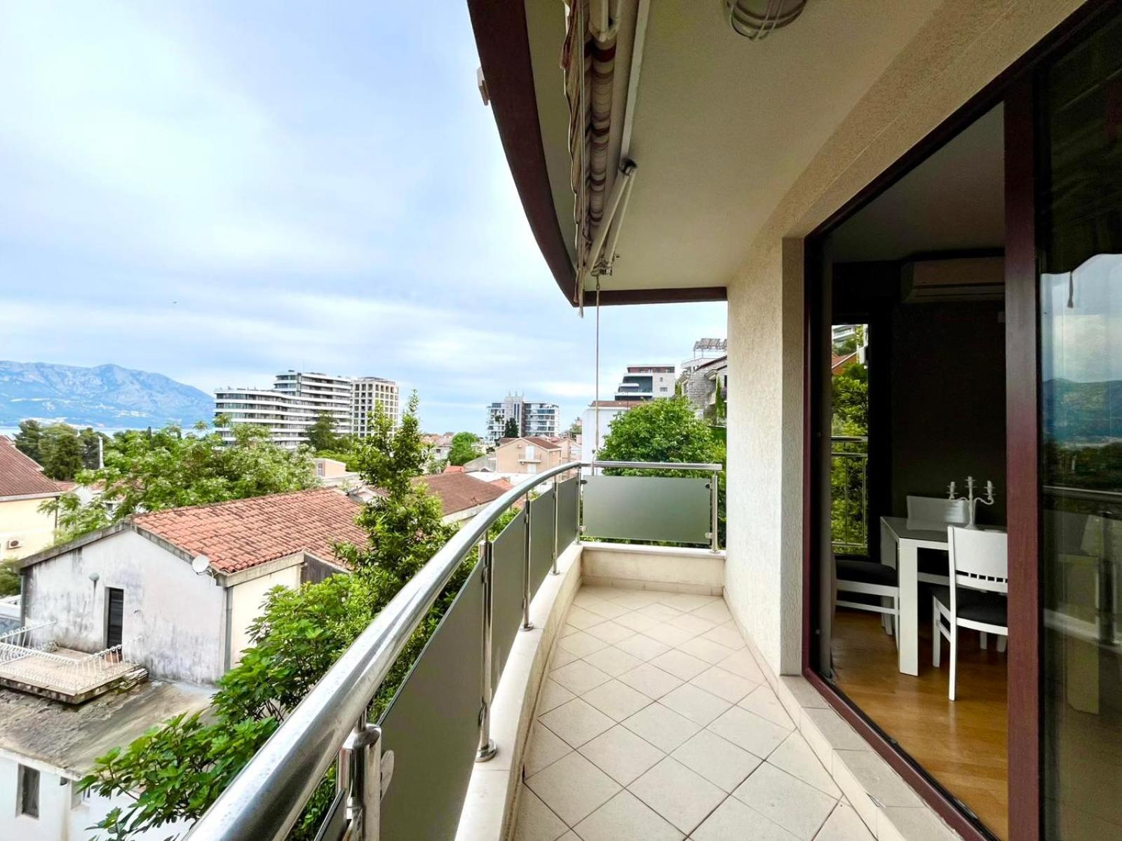 Apartment Center With Private Parking *
